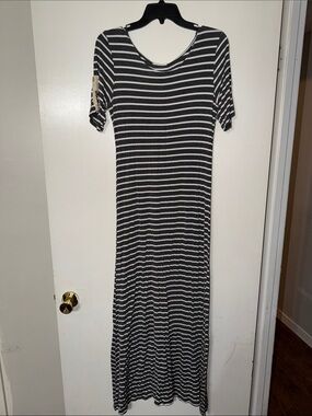 Women's Black and White Striped Short-Sleeve Maxi Dress
